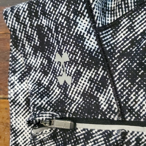 CLOSET CLOSING 7/31 Black and White Under Armour Running Quarter Zip - Picture 2 of 7